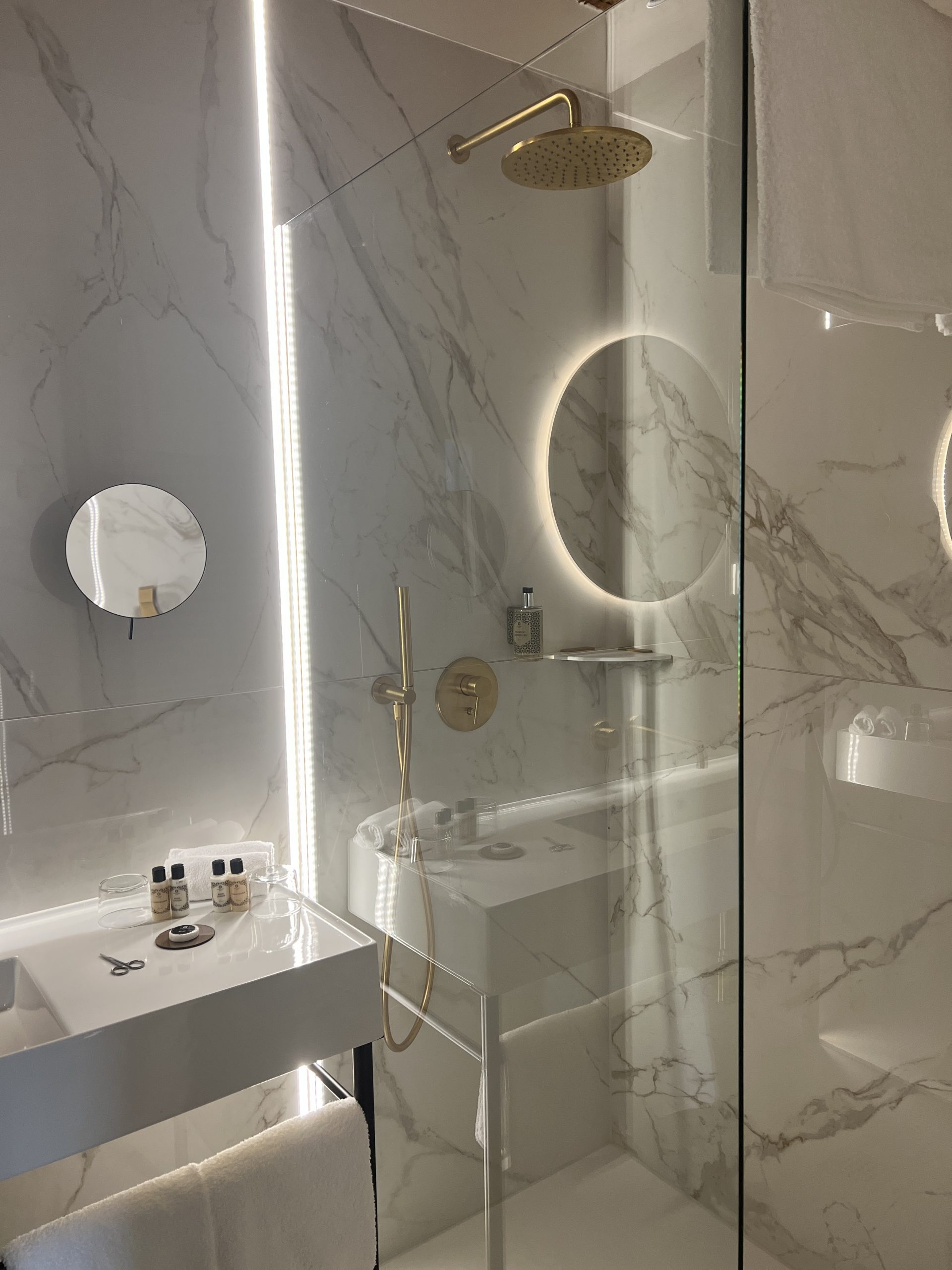 Sleek & contemporary styling in the ensuite bathroom