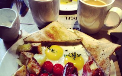 le petit dejeuner : montmartre : paris